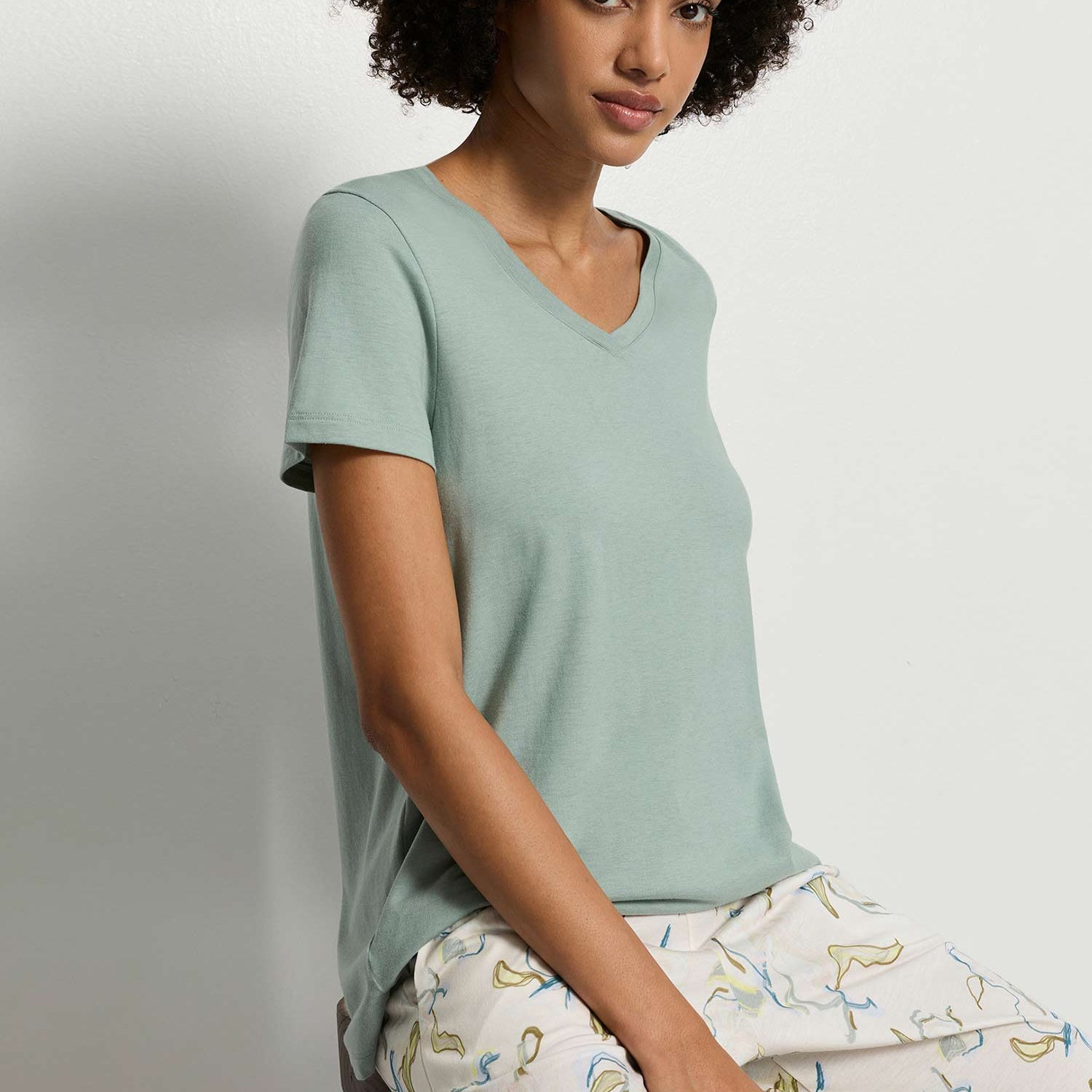 T-Shirt SLEEP & LOUNGE, scollo a V, in colore estivo dark seafoam
