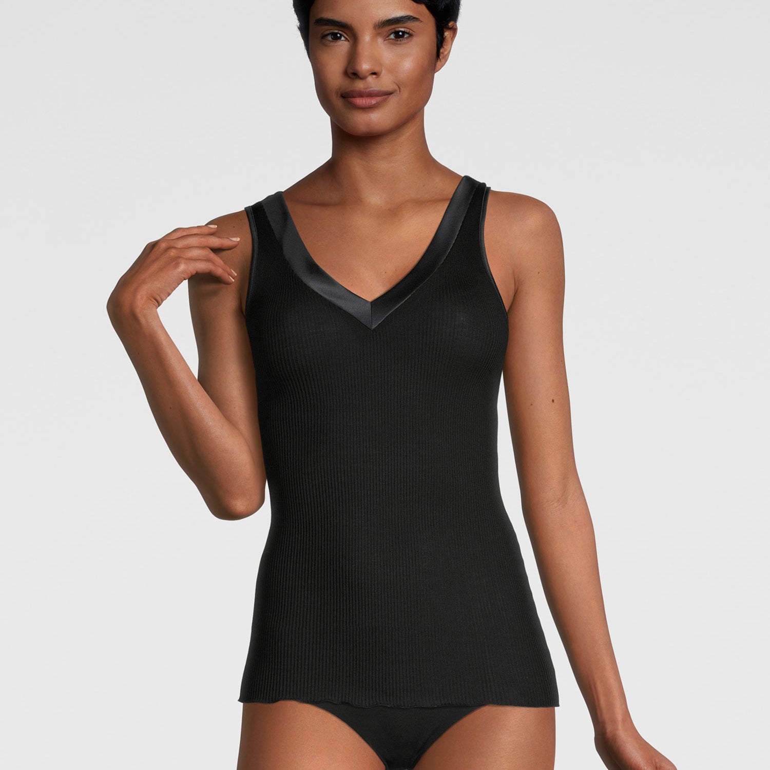تانك-أعلى، ياقة على شكل V، نسيج مضلع ناعم، مع حواف ساتان عريضة، FILOSCOZIA SATIN EDGE