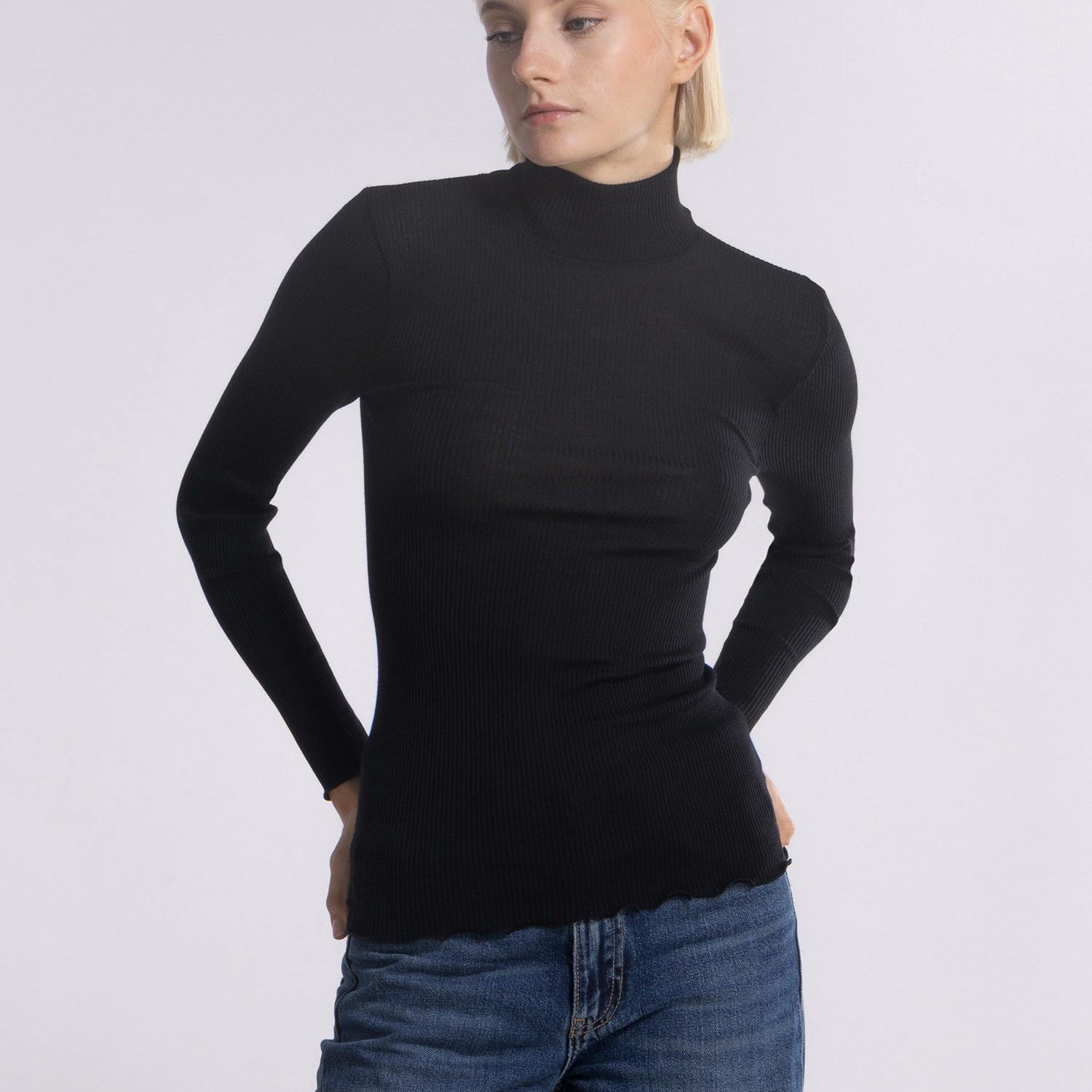 قميص بأكمام طويلة مع ياقة السلحفاة WOOL AND SILK