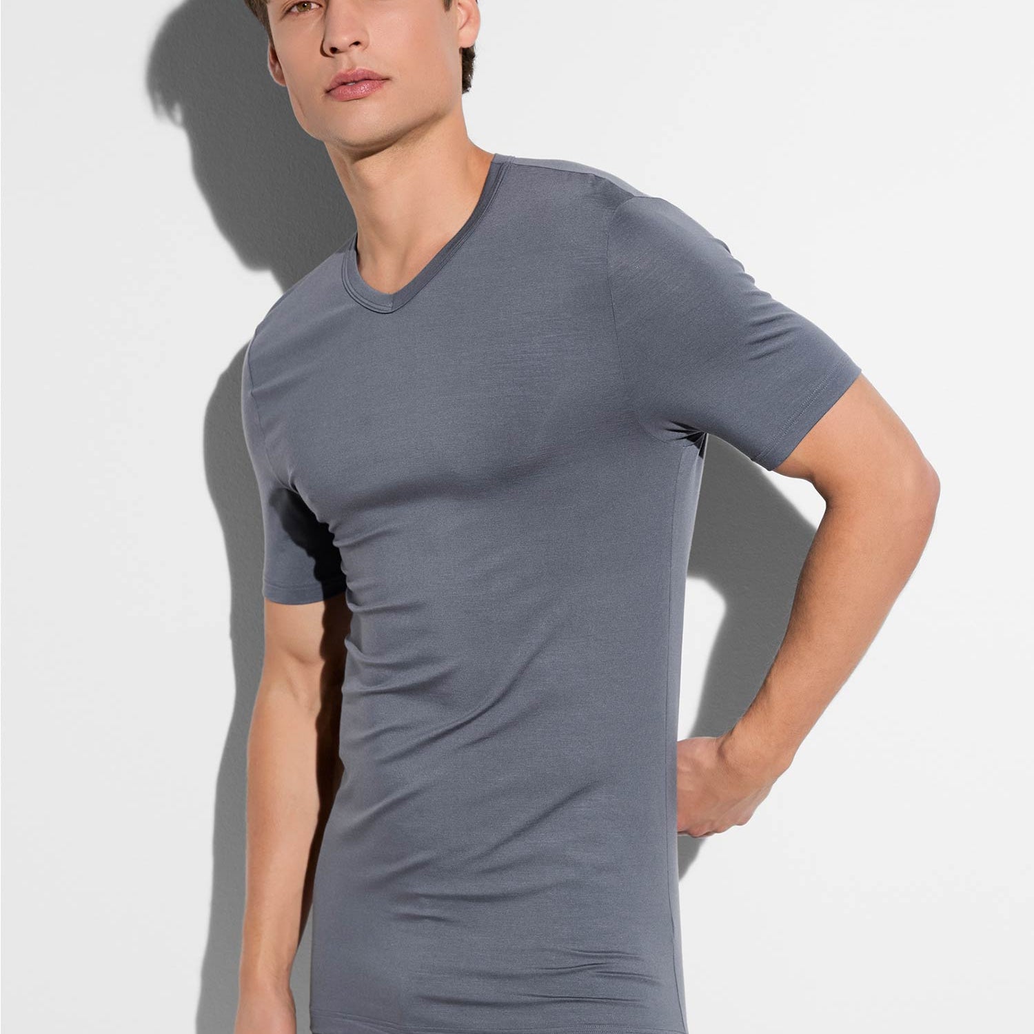 T-Shirt 700 PURENESS, kurzarm, V-Neck; in Sommer-Farbe slate
