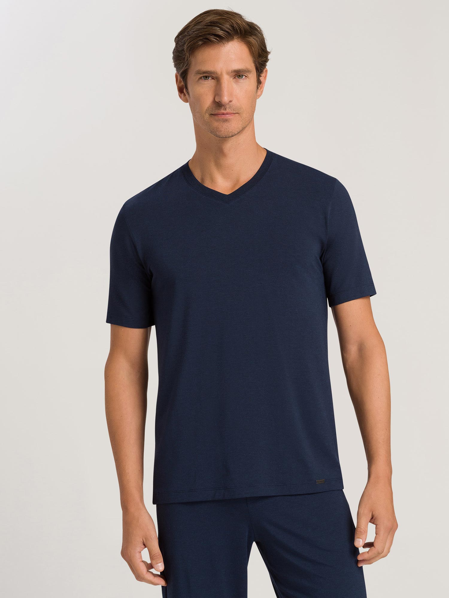 قميص بفتحة عنق على شكل V CASUALS 