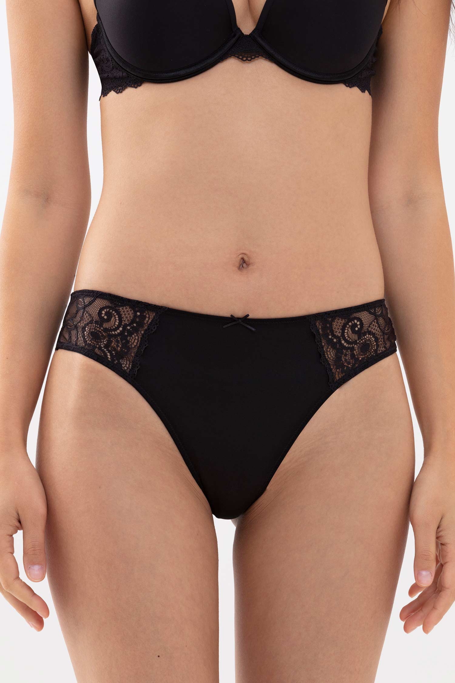 Chaîne, Thong, AMOROUS 